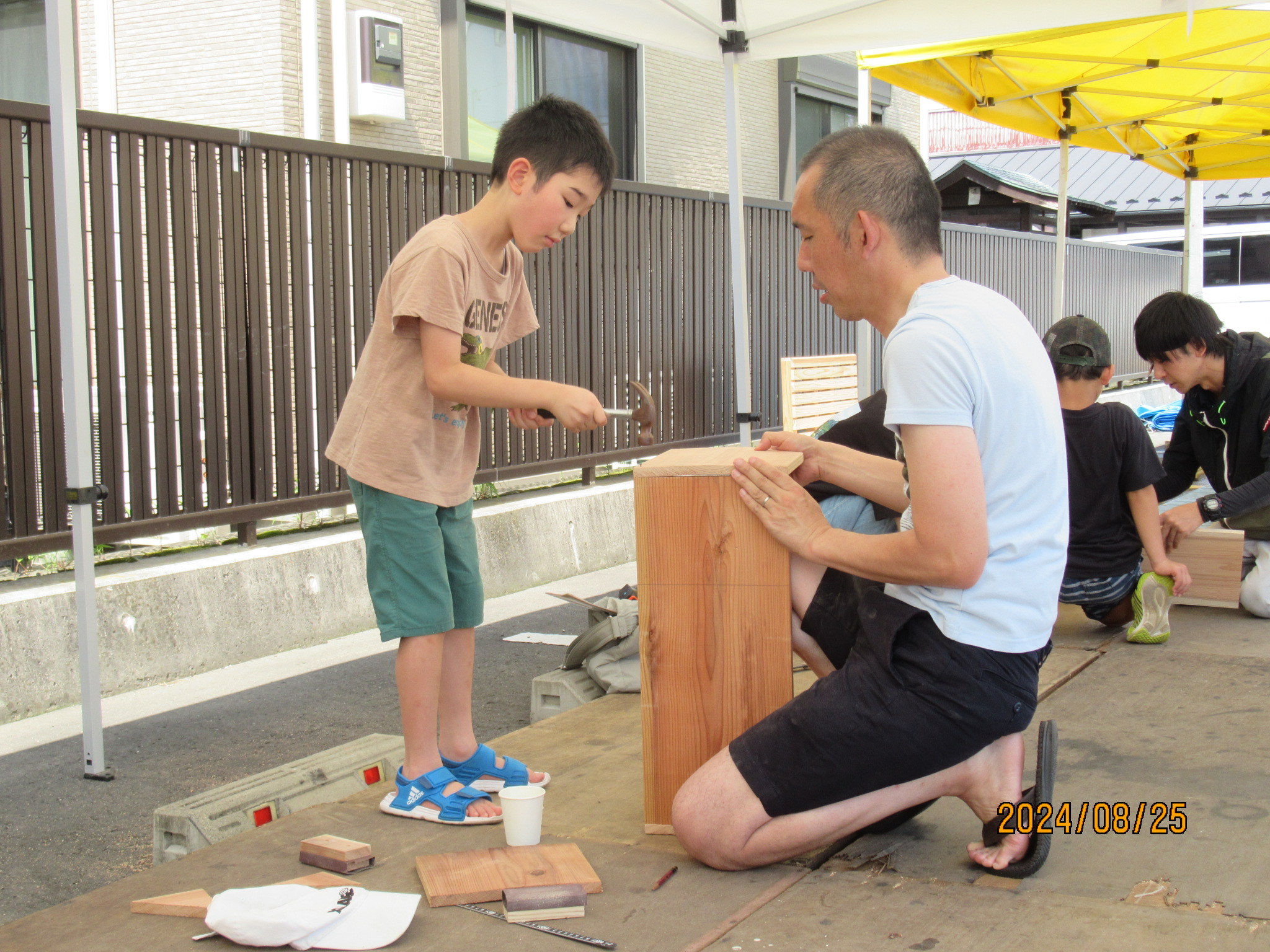 木を通じた家族のふれあい